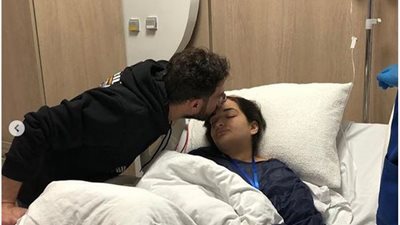 أحمد زاهر برفقة ابنته ملك من غرفة العمليات: “يارب يبعد عنك أي مرارة” (صور)