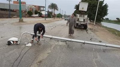 سقوط 3 أعمدة إنارة بطريق غرب الرياح التوفيقي بالقناطر الخيرية