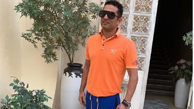 عمرو سعد يسخر من كورونا: “الطاقة الإيجابية أكبر حماية واللي يزعلك حطه في كيس” (صورة)