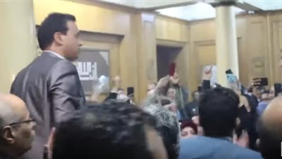 شاهد.. أنصار سامح عاشور يساندون نقيبهم بـ”الزغاريط” وهتاف يسقط يسقط حكم المرشد (فيديو)