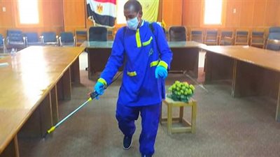 “آداب سوهاج”: تطهير المدرجات ودورات المياه لمواجهة فيروس كورونا المستجد (صور)