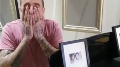 أحمد الفيشاوي ينفعل على الجمهور بسبب كورونا: “محدش يحط إيده على وشه” (فيديو)