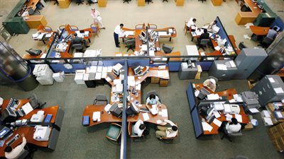 بنك جديد يمنح موظفيه إجازة لمخالطتهم أول إصابة بفيروس كورونا (بيان)