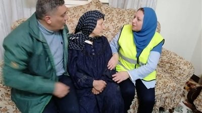 شاهد.. فريق إيواء يعلن إنقاذ كفيفة حولت الأمطار منزلها لبركة طينية بالشرقية (صور)