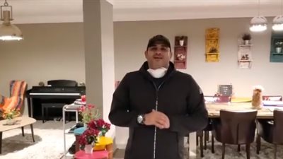 أكرم حسني يقبل تحدي فهمي ويكفل 50 أسرة.. وينقله إلى بيومي فؤاد وثروت ومحمد ممدوح (فيديو)