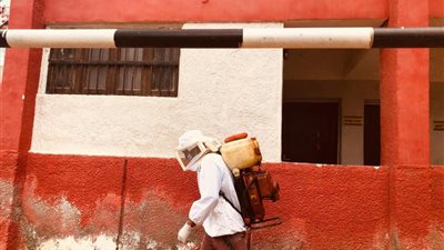 مستشفى 25 يناير يبدأ حملة تعقيم الوحدة الصحية والمدارس ومركز الشباب والمساجد (صور)