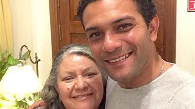 بالكمامة.. آسر ياسين يتحدى كورونا ويصر على الاحتفال مع والدته بعيد الأم (فيديو)