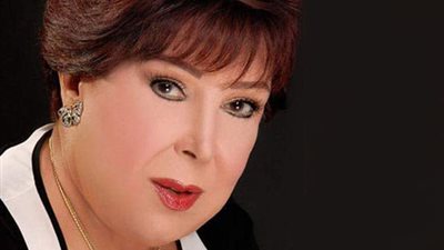 بالهدايا والورود.. بوسي شلبي تمنح رجاء الجداوي لقب أم المصريين في عيد الأم (فيديو)