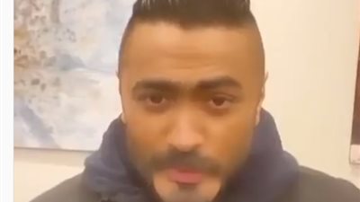 تامرحسني يتحدى محمد صلاح وأبو هشيمة والسقا ويتكفل بـ 400 أسرة متضررة من كورونا (فيديو)