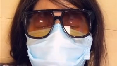 فيفي عبده توجه رسالة للجمهور غير الملتزمين بالمنازل: “ليه مستعجلين بموتنا؟” (فيديو)