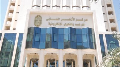 هل يكفي في التَّحية إلقاء السَّلام؟ وما حكم تجنُّب المُصافحة بالأيدي؟.. “الأزهر للفتوى” يُجيب