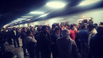 شاهد.. زحام المواطنين على مترو الأنفاق قبل بدء تطبيق الحظر (فيديو)