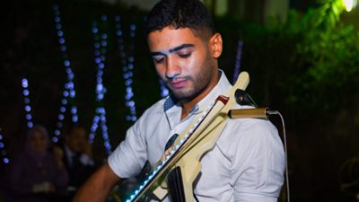 عازف البلكون: “كنت خايف الناس يرموا عليا بصل وهعزفلهم كل يوم بعد كدة” (صور وفيديو)