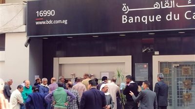 زحام وتكدس أمام ماكينات الصراف الآلي في قنا (صور)