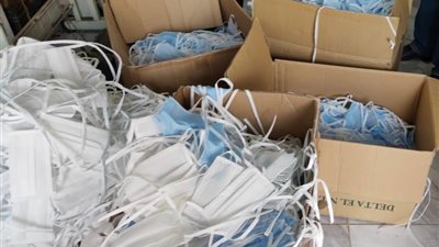 الرقابة الإدارية: القبض على مسئولين بـ”صحة دمياط” بتهمة الرشوة والاستيلاء على كمامات و”جوانتيات”