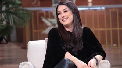 كندة علوش تحتفل مع أصدقائها بعيد ميلادها الـ38 “لايف” بعد فرض حظر التجوال (صورة)