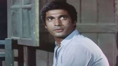 في ذكرى وفاته.. أول أدوار أحمد زكي في السينما “مخبول” (صور)