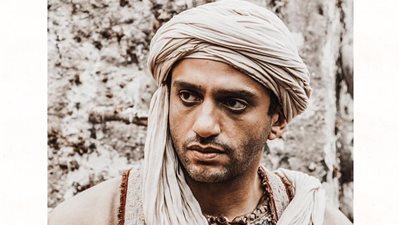 محمد حاتم يُرشح مشاهدة مسلسل “ممالك النار” أثناء حظر التجوال (صورة)