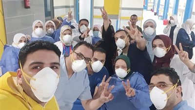 أطباء “العجمي للحجر الصحي” يحتفلون بتعافي 4 حالات جديدة من “كورونا” 