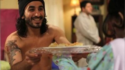 “بقيت بلف المحشي”.. تعرف على فوائد الحجر المنزلي لأحمد حلمي (فيديو)