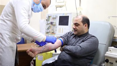 محمد الباز يتبرع بالدم لـ”معهد الأورام”.. ويناشد المواطنين بالتبرع (صور)