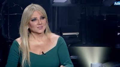 ندى بسيوني تسخر من كورونا: “جه الوقت اللي البني آدم لابس كمامة والكلب لا” (صورة)