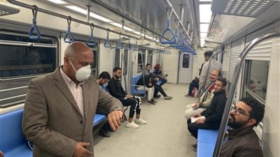 وزير النقل يفاجئ العاملين بمحطة الشهداء بمترو الأنفاق قبل بدء حظر التجوال (صور)