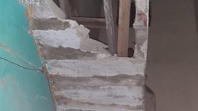 إصابة شخصين وتحطم سيارة إثر انهيار بلكونة وسلم منزل بالقليوبية (صور)