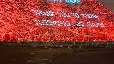 دعمًا للأطباء في مواجهة كورونا.. الأهرامات تتزين بتحية جيش مصر الأبيض