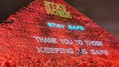 بسبب فيروس كورونا.. وزارة الهجرة توجه رسالة إلى أطباء مصر عبر الأهرامات (صور)