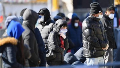 طبيب مصري بأمريكا: فيروس كورونا ينتقل عن طريق العين حال العطس