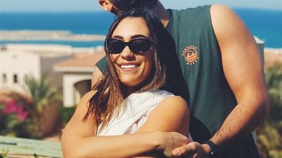 محمد الشرنوبي وخطيبته أمام البحر رغم دعوات البقاء في المنزل (صورة)