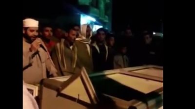 شاهد.. صلاة الجنازة لضحايا اختناق “بيارة” الشرقية أثناء الحظر (فيديو)