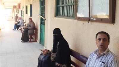 بمسافات متباعدة.. بدء تسليم شرائح التابلت للطلاب بـ14 مدرسة بكفر الشيخ (صور)