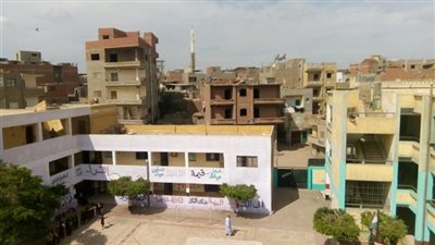 رغم قرار منع التجمعات.. مباراة كرة قدم داخل إحدى مدارس المنوفية