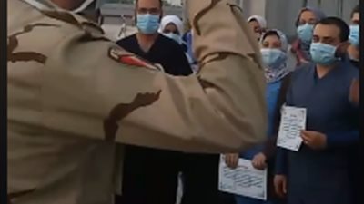 شاهد.. مساعد قائد الجيش الثاني يؤدي التحية العسكرية لأطباء مستشفى أبو خليفة بالإسماعيلية (فيديو)