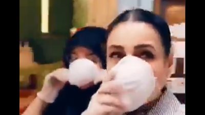 إعلامية كويتية تتجول بمكان ترحيل الوافدين بسبب كورونا.. وصديقتها تصفهم بـ”المعفنين” (فيديو)