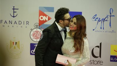 الفيشاوي يهنئ زوجته بعيد ميلادها: “كل سنة وأنتِ زي البدر المنور” (صورة)