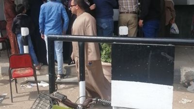 رغم التحذيرات.. ازدحام وتكدس من المواطنين أمام البنوك في الغربية