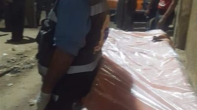 انهيار منزل من طابقين في سوهاج داخله شخص وابنته على قيد الحياة (صور)