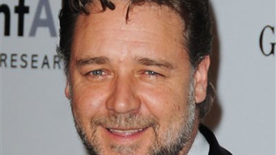 راسل كرو بكمامة من علم نيوزيلاندا ليحذر الجمهور من كورونا: “نصائح الموضة للمتسوقين” (صورة)