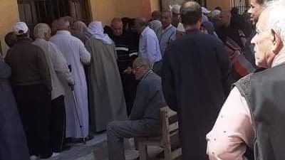 تكدس وازدحام المواطنين بمدرسة الشهيد أحمد حمدي شيبوب لصرف المعاشات بالإسكندرية (صور)