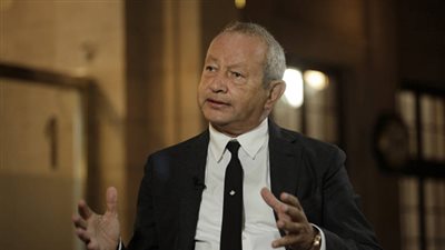 نجيب ساويرس يتراجع ويعلن تحمل مرتبات العاملين بالكامل
