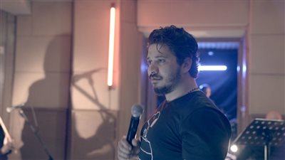 تعرف على كلمات أغنية مصطفى حجاج “أنا كان لازم أتعاقب” بعد غنائها “لايف” لأول مرة (فيديو)