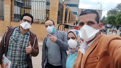 بعلامات النصر والـ”سيلفي”.. الطاقم الطبي بـ”عزل قها” يسلمون زملاءهم العمل (صور)