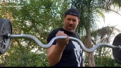 ماجد المصري يمارس رياضة عنيفة في الحجر المنزلي بطريقة ساخرة (فيديو)