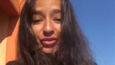 ابنة منال سلامة: “مطار أمريكا خال من الكمامات والمطهرات.. ومصر قدرت تسيطر” (فيديو)