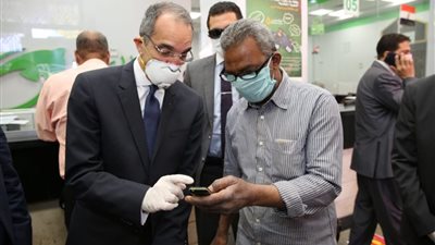 وزير الاتصالات يتفقد أماكن صرف منحة الـ500 جنيه للعمالة غير المنتظمة