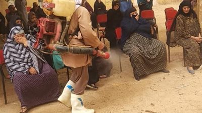 بـ”مواتير الرش”.. تعقيم وتطهير المواطنين قبل صرف المعاشات بالشرقية (صور)