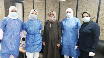 “عزل قها” يودع أكبر مسن “منياوي” تعافي من كورونا (صور)